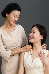 亚洲人独生子女家庭文化妈妈给女儿戴项链图片