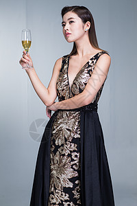 酒杯喝高雅身穿晚礼服的优雅女图片