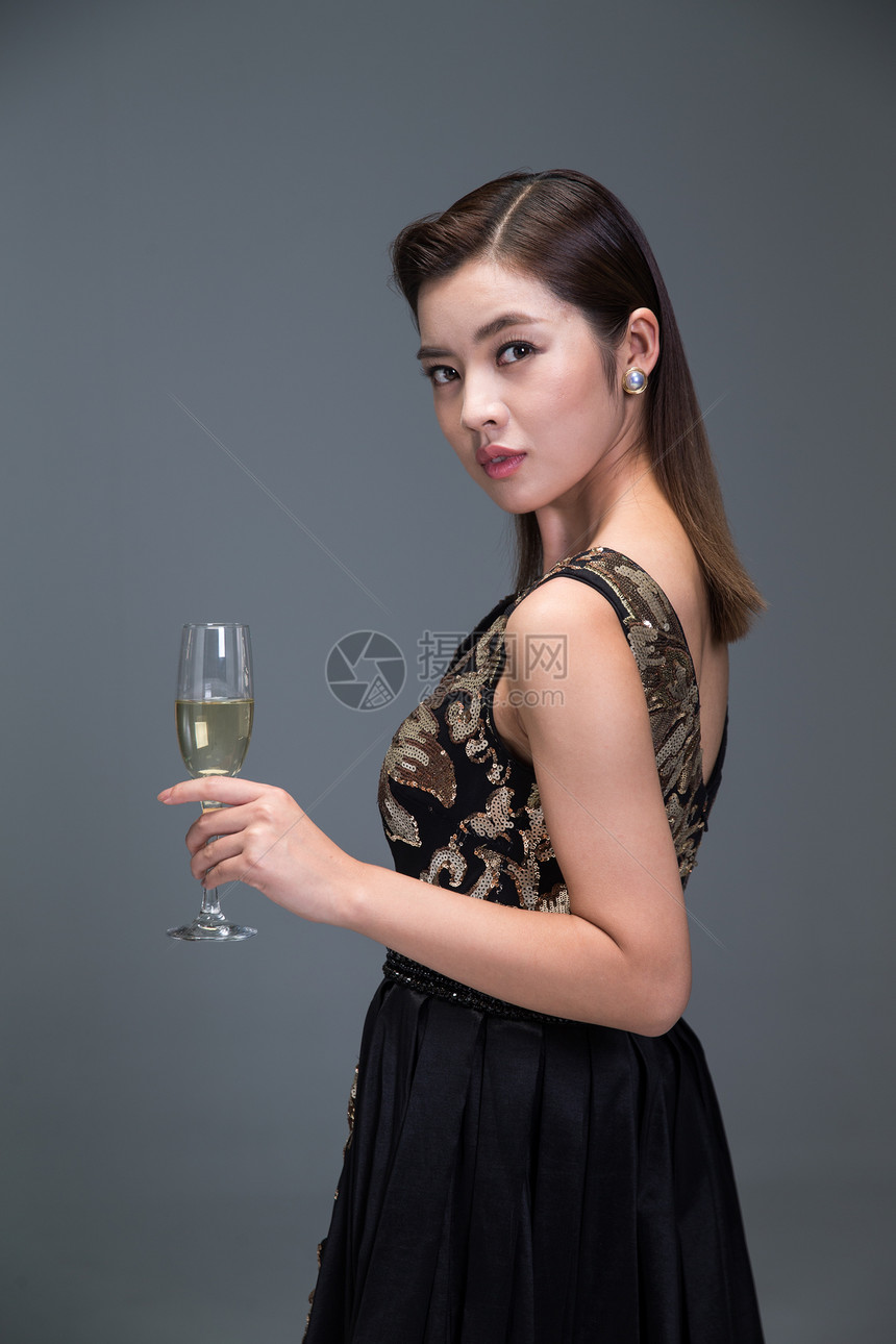 亚洲仅一个青年女人拿着身穿晚礼服的优雅女图片
