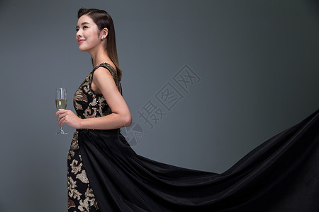 连衣裙香槟背景分离身穿晚礼服的优雅女图片