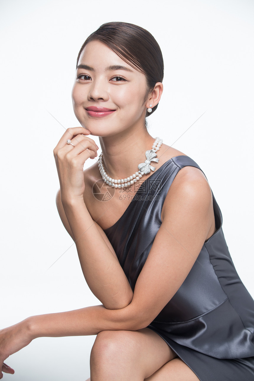 亚洲戒指垂直构图漂亮的青年女人的肖像图片