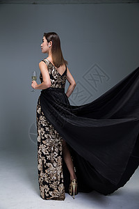 玻璃杯亚洲人连衣裙身穿晚礼服的优雅女图片