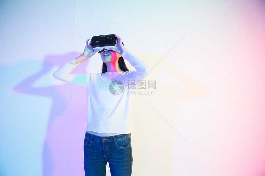 职业活力信息媒体戴着VR眼镜的青年女人图片
