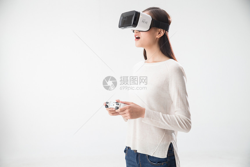 虚拟眼部用品留白戴着VR眼镜的青年女人图片