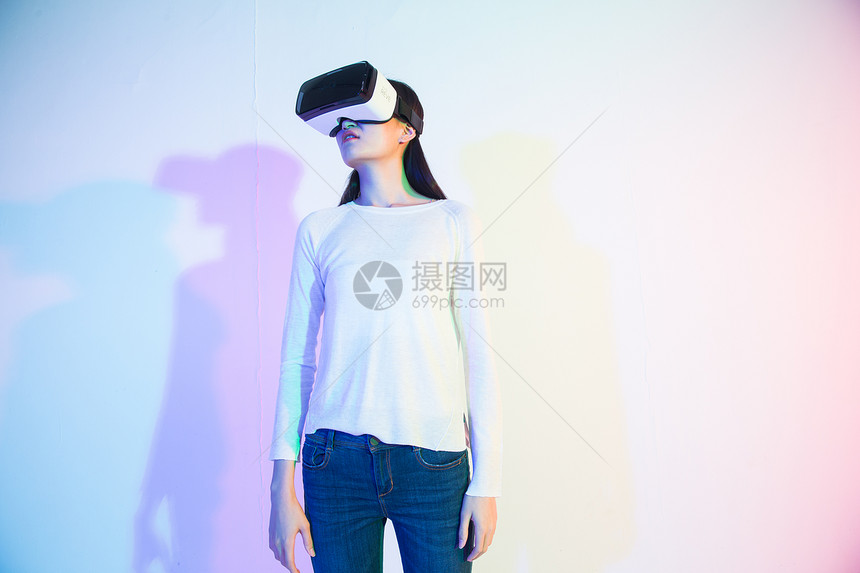 未来智能戴着VR眼镜的青年女人图片