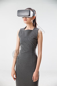 网络空间戴着VR眼镜的青年女人图片