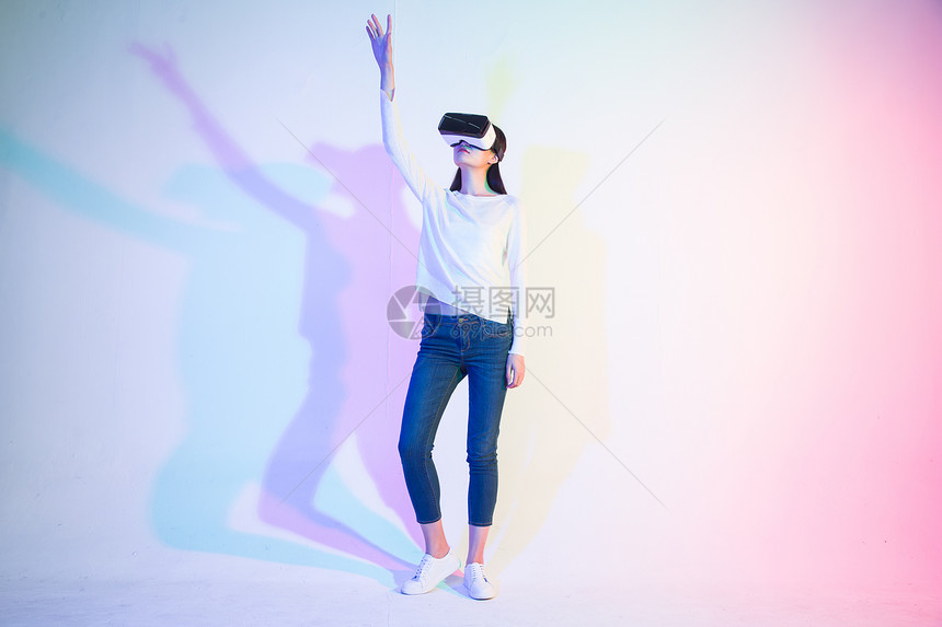 戴着VR眼镜的青年女人图片
