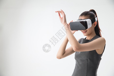 遥控器正装个戴着VR眼镜的青年女人图片