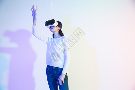 女商人灯光想象戴着VR眼镜的青年女人图片