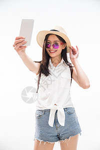 通讯青年文化微笑青年女孩用手机拍照图片