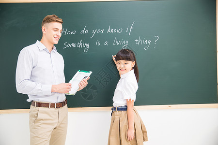 活力白昼教育老师在指导小学生学习图片