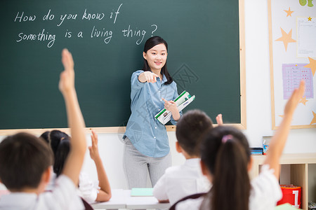 课堂辅导教育老师和小学生们在教室里图片