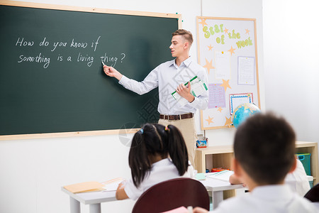 国际小学好奇心国际学校快乐教师和小学生在教室里背景