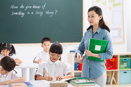 未成年学生现代亚洲老师和小学生们在教室里背景图片