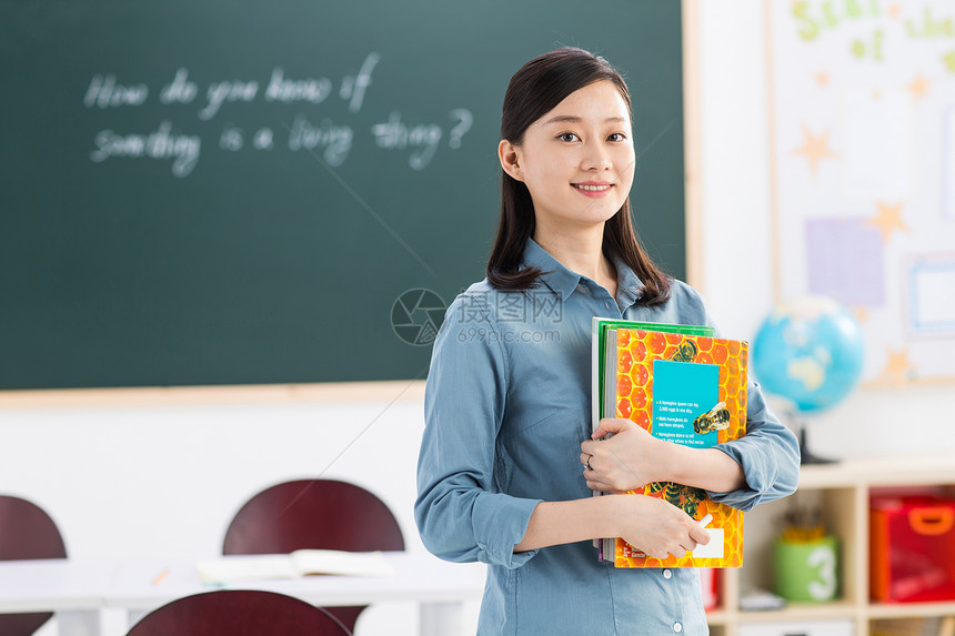 快乐放松亚洲女教师在教室里图片
