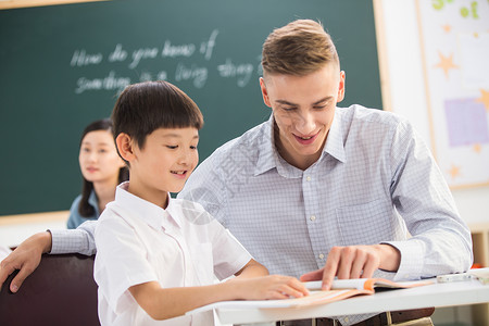 智慧儿童户内国际学校知识教师和小学生在教室里背景