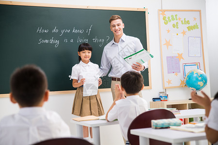 东亚讲解梦想教师和小学生在教室里高清图片