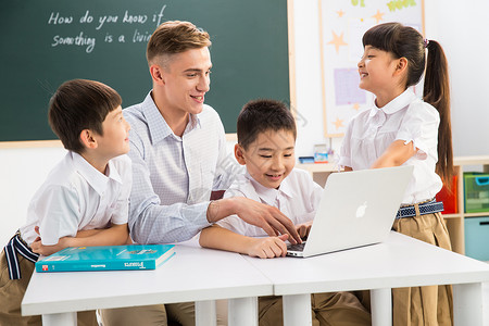 国际在线教育好奇心儿童在线教育教师和小学生在教室里背景