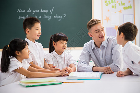 10岁到11岁奉献活力教师和小学生在教室里背景图片