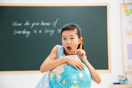 小学女生学习地理图片