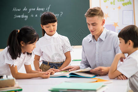 好奇心外教老师和小学生在教室里背景