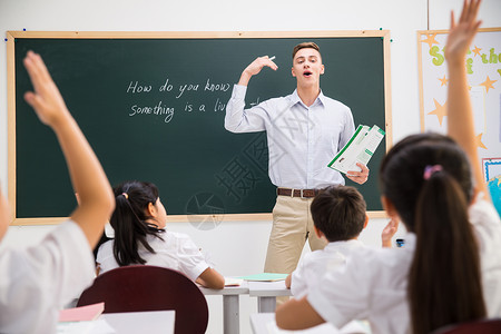 外籍教师和小学生在教室里高清图片