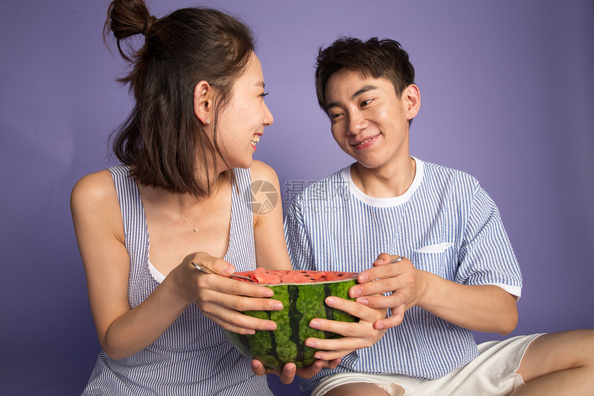 夏日青年男女吃西瓜图片