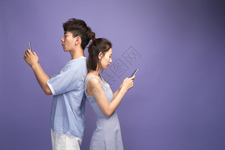 女性性格各自玩手机的青年情侣背景
