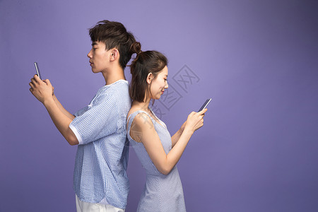 女性性格交流方式不理的冲突各自玩手机的青年情侣背景