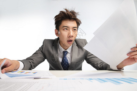财务分析报告表情筋疲力尽的商务男人背景