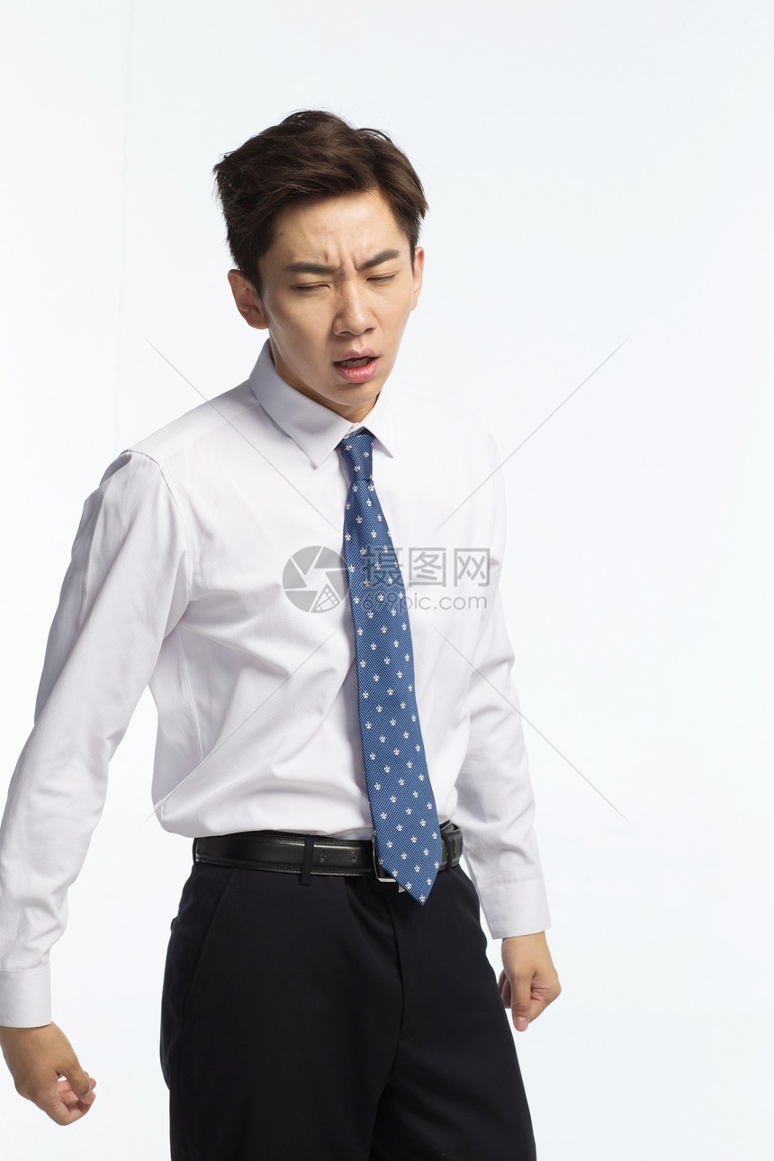 衬衫垂直构图背景分离表情愤怒的商务青年男人图片