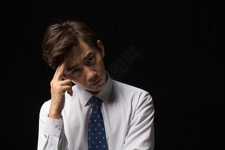 思考面部表情亚洲人商务青年男人的肖像图片