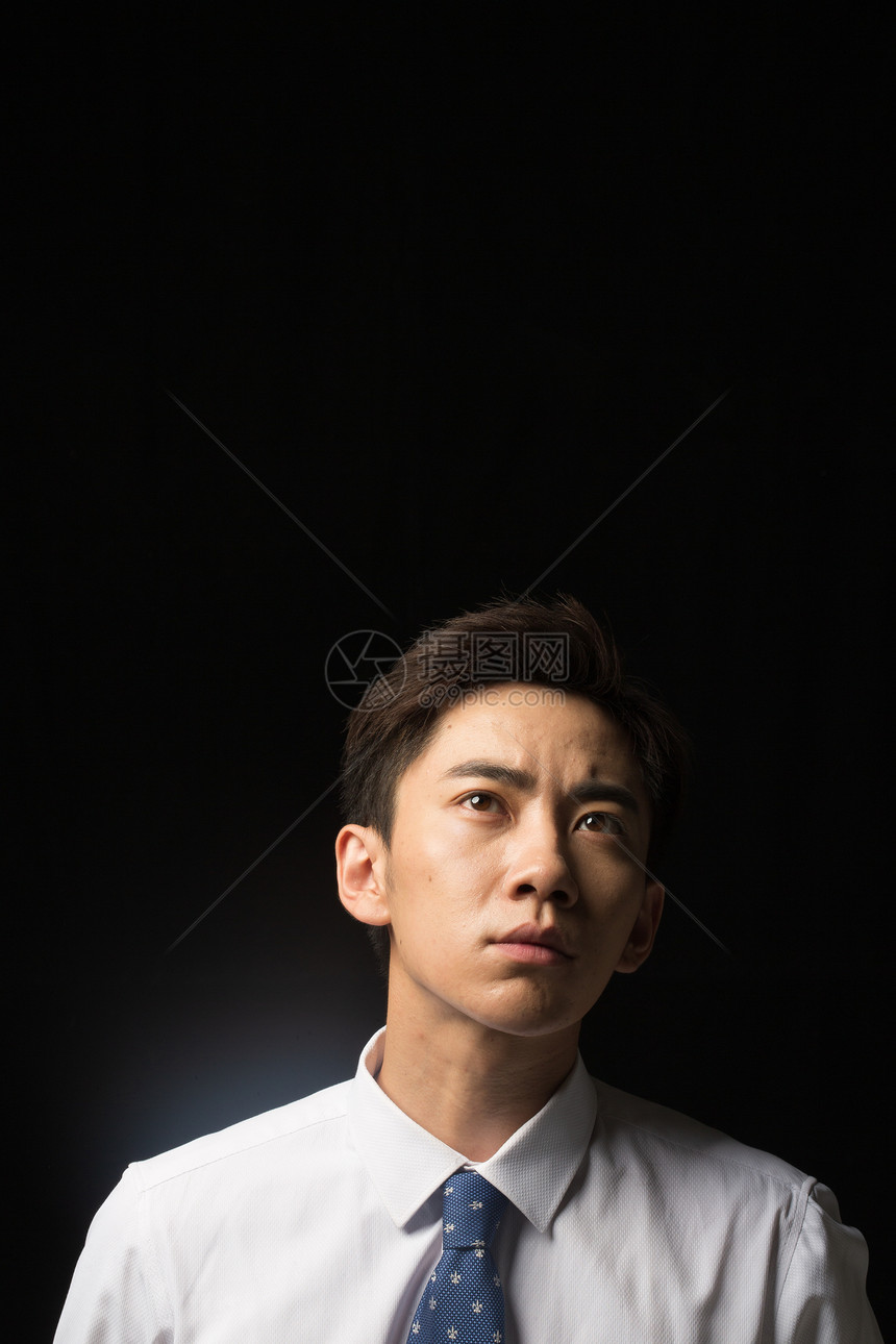 亚洲户内东亚商务青年男人的肖像图片