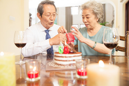亚洲人衬衫领带家庭生活老年夫妇庆祝钻石婚图片