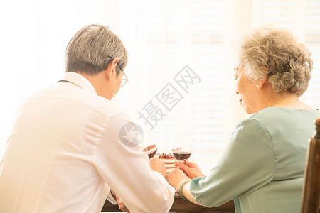 彩色图片老年男人庆祝老年夫妇喝红酒住宅房间高清图片素材