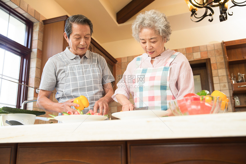 水平构图70多岁老年夫妇在厨房图片