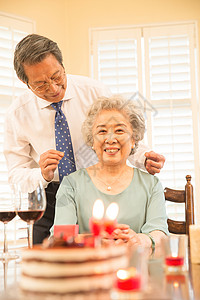 彩色生日蛋糕休闲生活永远年轻彩色图片老年夫妇庆祝金婚背景