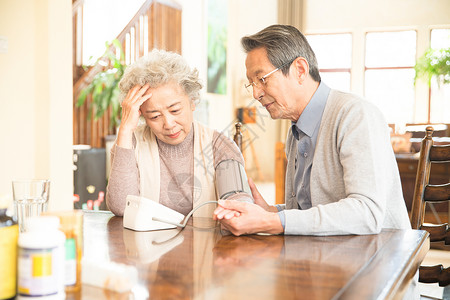 65到69岁人户内丈夫在为妻子测量血压背景