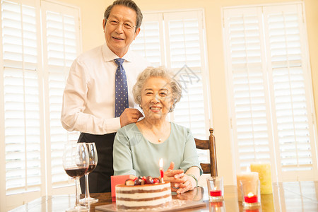 户内深情的休闲追求老年夫妇庆祝金婚高清图片