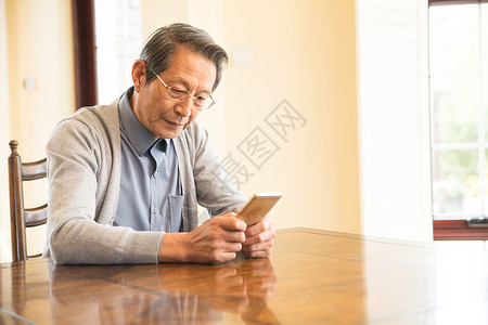 老年女人东方人桌子老年男人独处图片