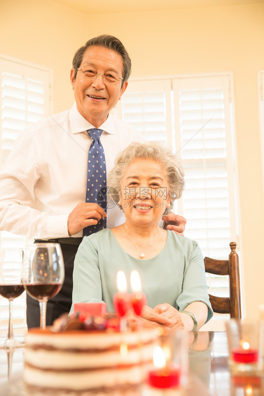 妻子老年人东亚老年夫妇庆祝金婚图片