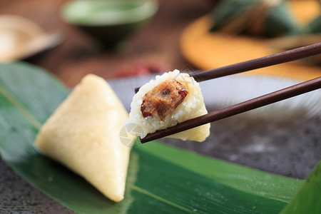 端午节日美食白米红枣粽背景图片