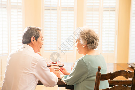 摄影永远年轻妻子老年夫妇喝红酒客厅高清图片素材