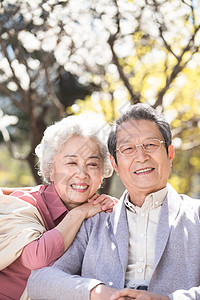欢乐的老年夫妇晒太阳背景图片