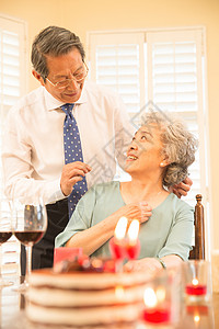 高脚杯永远年轻亚洲老年夫妇庆祝金婚图片