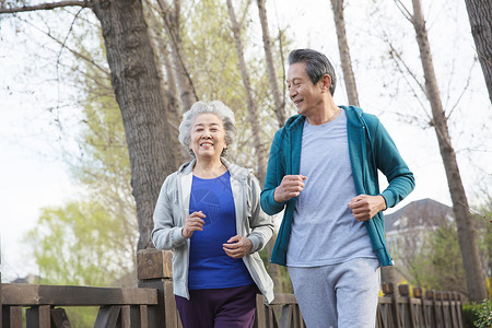 老年女性活力河流舒适运动老年夫妇在户外慢跑背景
