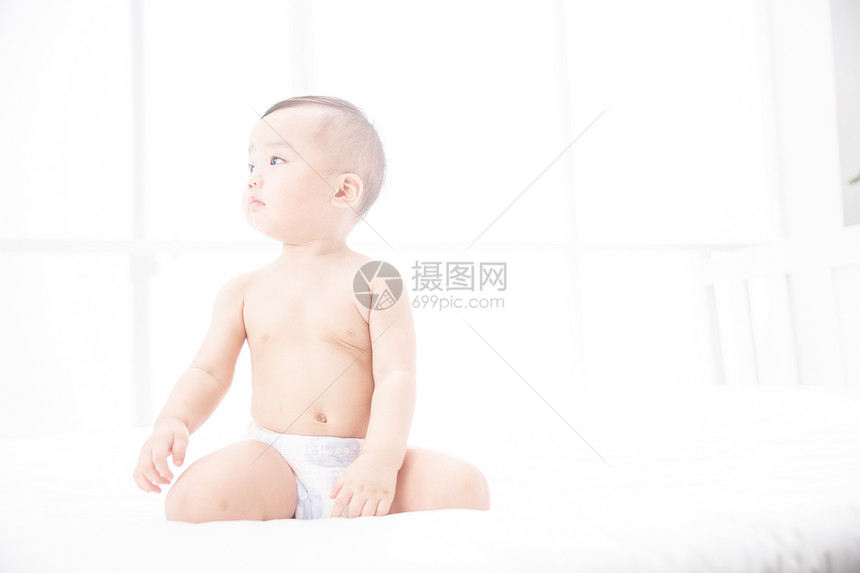 好奇心无忧无虑东亚可爱男婴儿图片