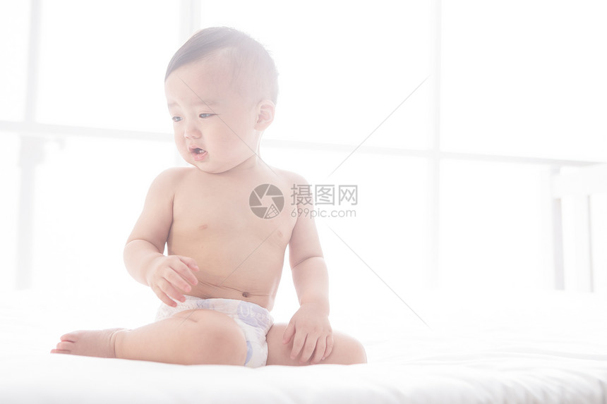 水平构图可爱的纯洁可爱男婴儿图片