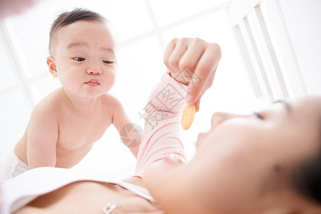 吃饼干男孩放松饼干饮食可爱的男婴吃辅食背景