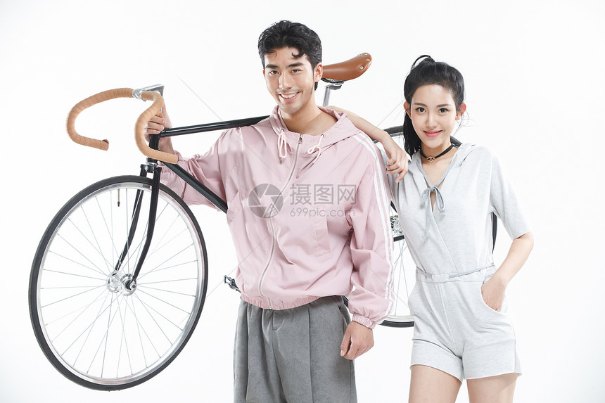 时尚背景分离青年伴侣青年情侣骑自行车图片